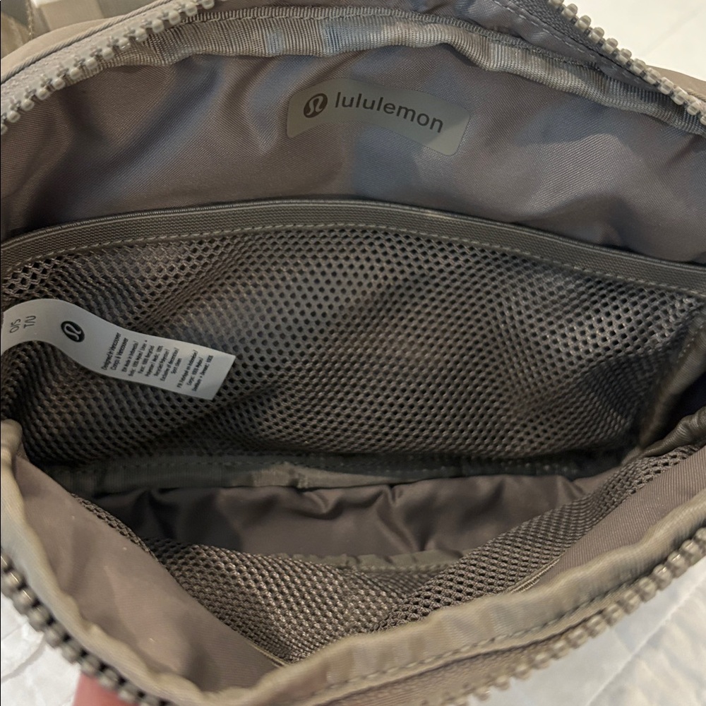 lululemon everywhere belt bag 2L - Picture 3 of 3